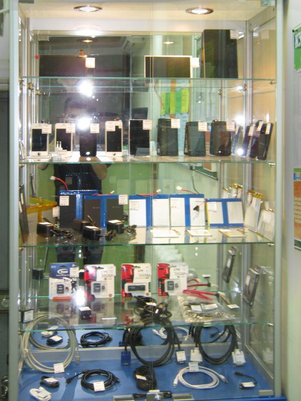 Витрина справа в Сервисном Центре FreshIT