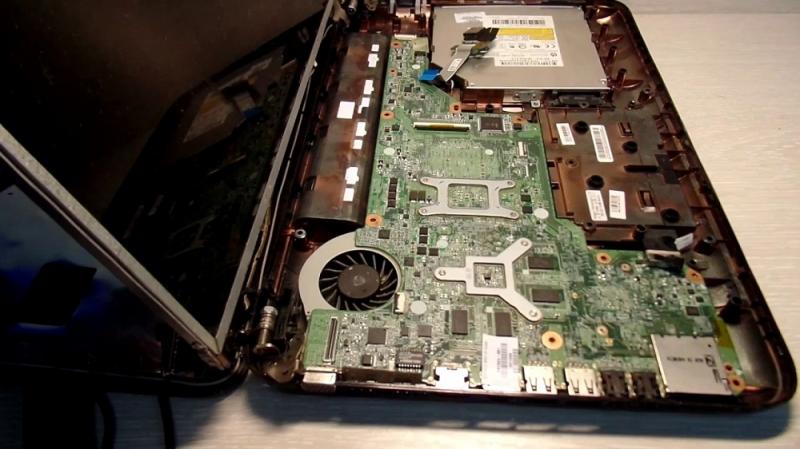 Замена поврежденных петель ноутбука