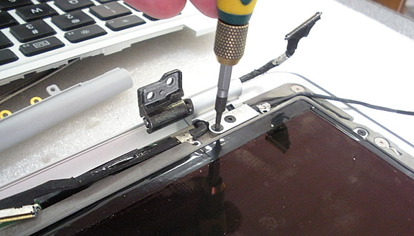 Восстановление креплений петель крышки ноутбука