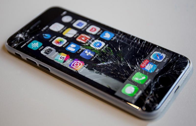 Повреждение экрана iPhone после падения